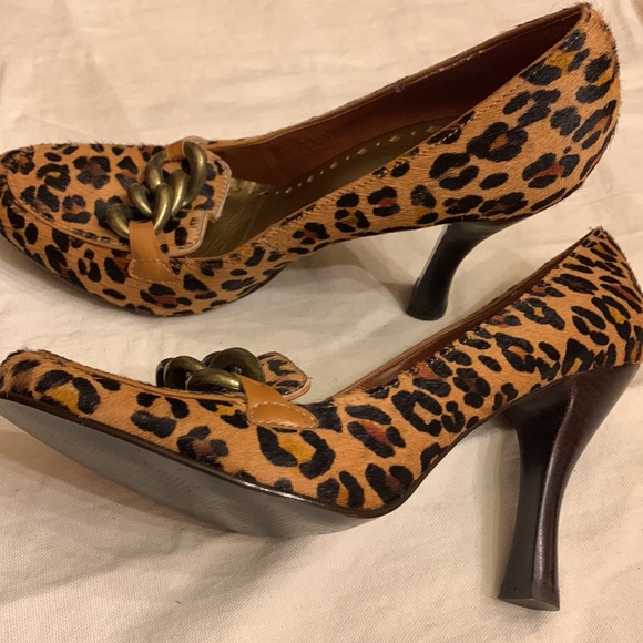 BCBGirls leopard print calf hair pumps with chain detail size 9 - Picture 2 of 8